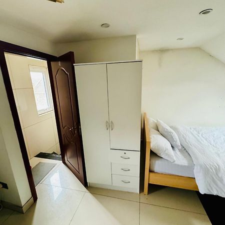 The Great Falcon Accommodation Лондон Экстерьер фото