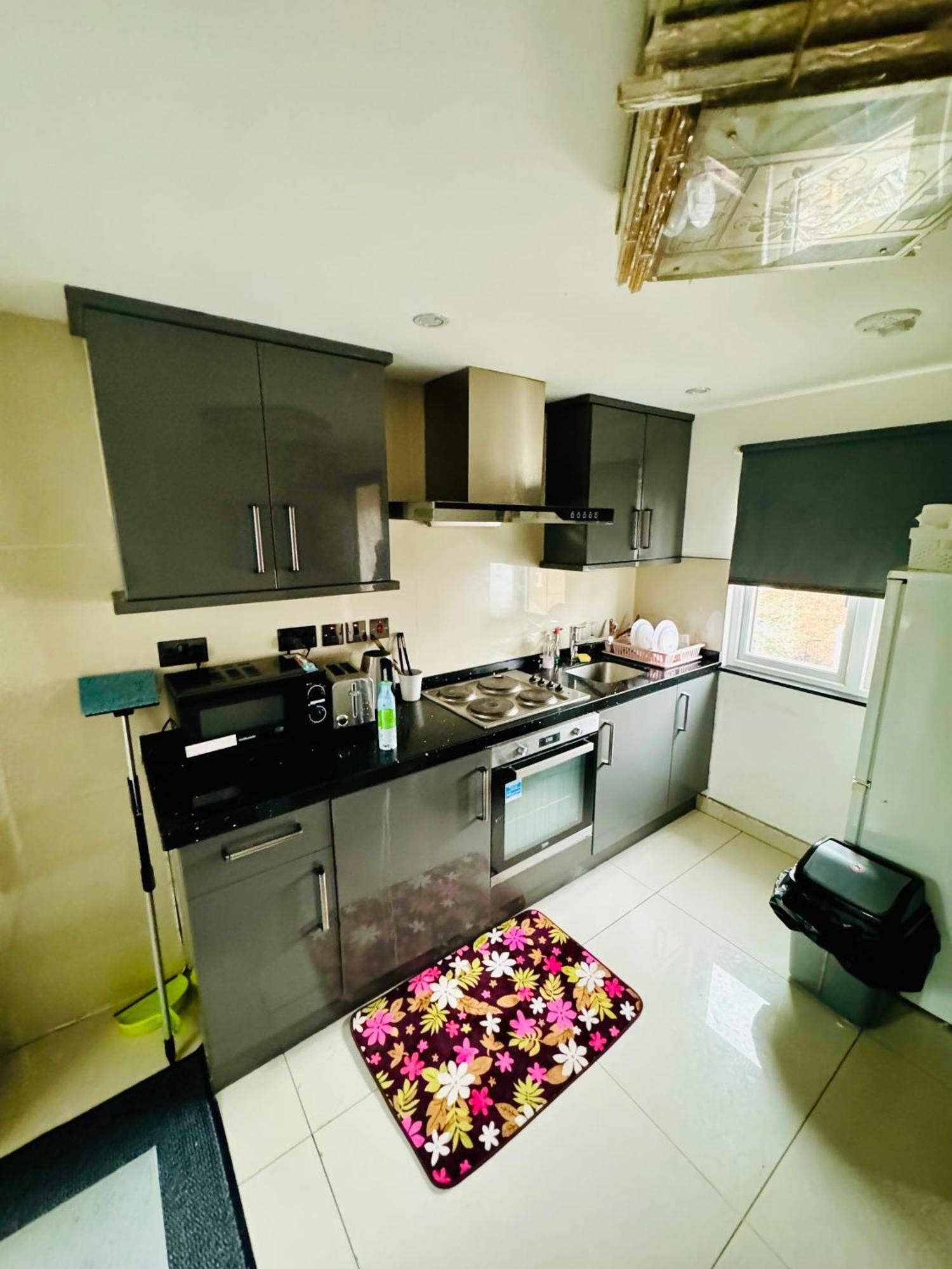 The Great Falcon Accommodation Лондон Экстерьер фото